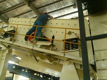 Bewegliche Prallmühle-Anlage, vertikaler kleiner Steinbrecher der WellenPrallmühle, der die Siebanlagefelsenzerquetschung zerquetscht